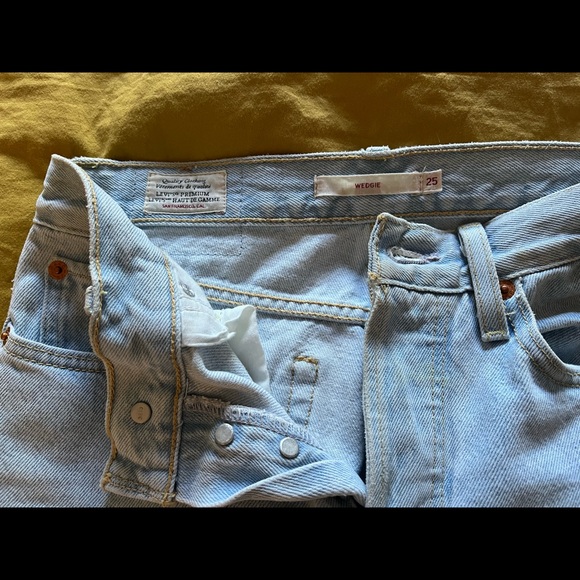 Levi's Wedgie Icon fit in light wash - Picture 2 of 4